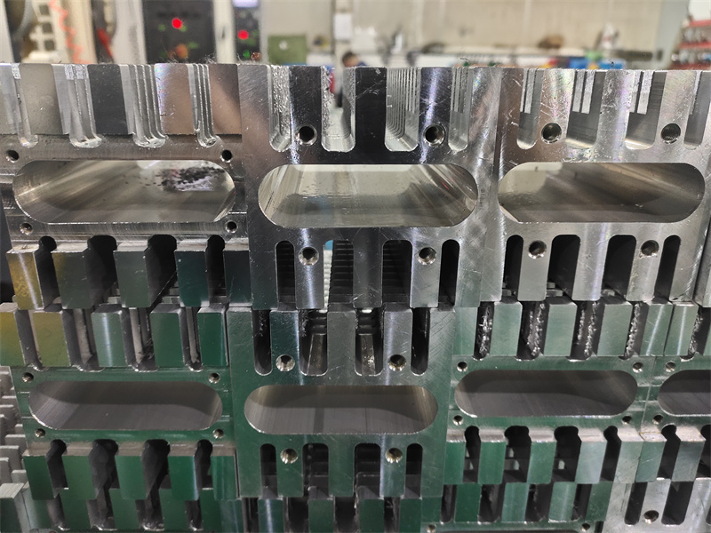 工业带槽散热片桃子视频官网更新在线观看