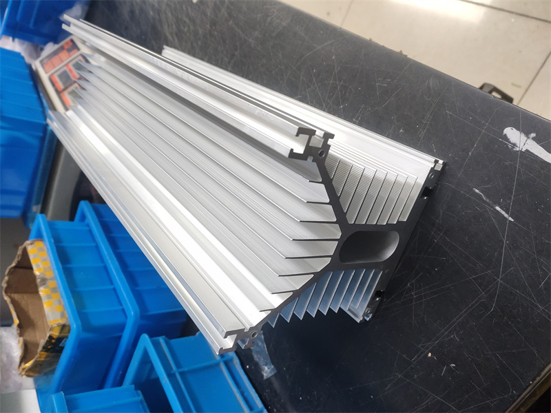 大尺寸桃子视频官网更新在线观看散热器深加工